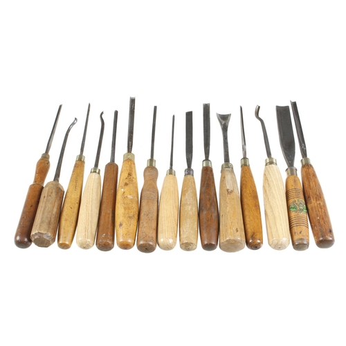 311 - 30 carving tools and a mallet G+