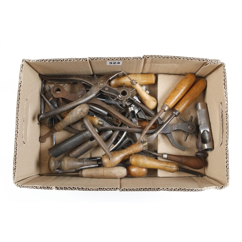 324 - Quantity of leatherworker's tools G