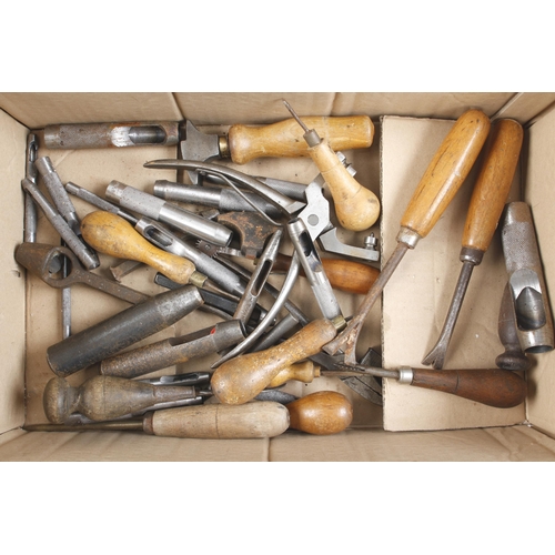 324 - Quantity of leatherworker's tools G