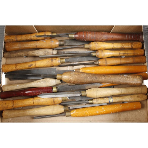 326 - 18 turning tools and 7 spare handles G+