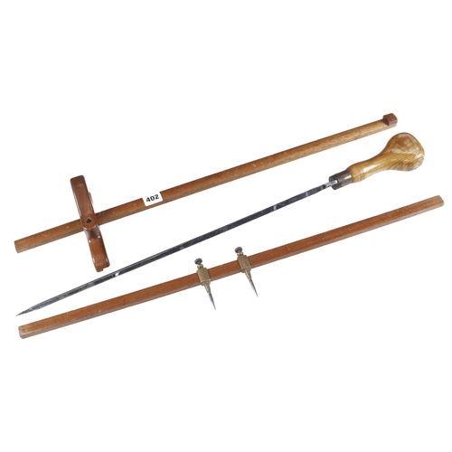 402 - A pair of steel tipped brass trammels, long turnscrew and a panel gauge (lacks wedge) G