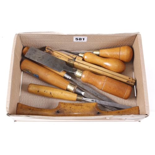 581 - A boxwood shoe measure, boxwood spokeshave, 4 chisels etc all with boxwood handles G++