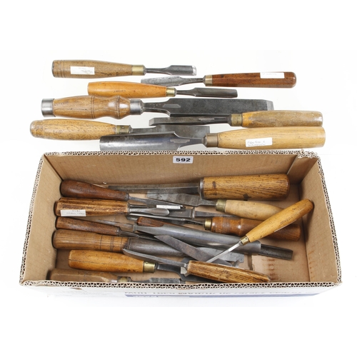 592 - 22 chisels and gouges G+