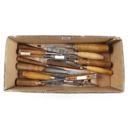 592 - 22 chisels and gouges G+