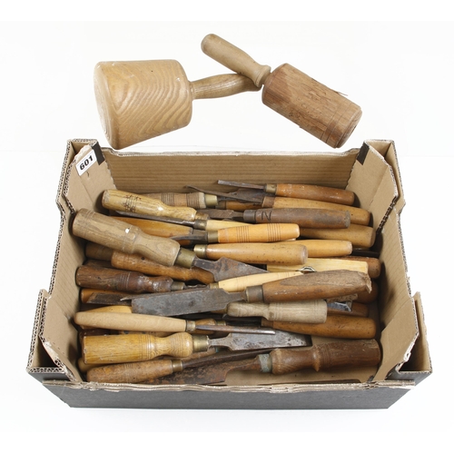 601 - 40 chisels, gouges and carving tools with two mallets G