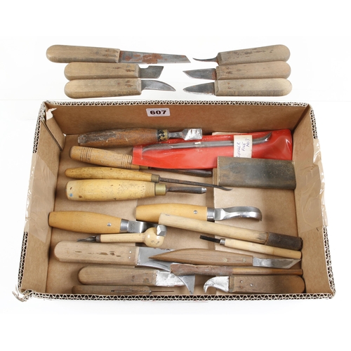 607 - 18 carving tools and knives G+