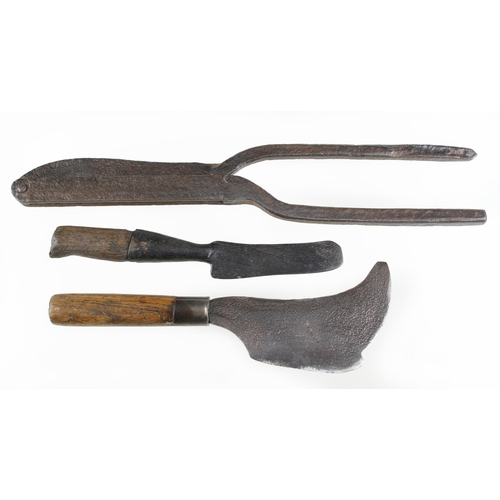 63 - A hurdlemakers wattle splitter, a small double billhook and a faggot cutter all of early 19C appeara... 