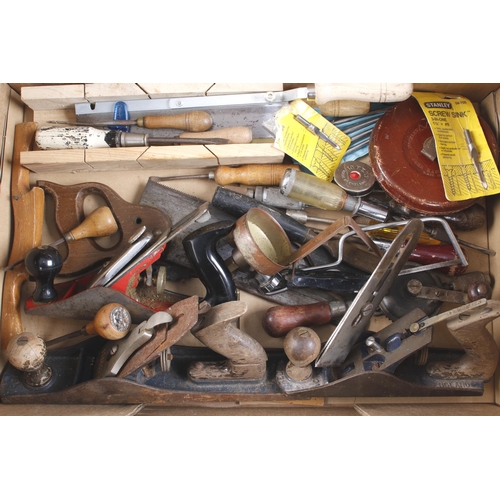 662 - A box of tools G