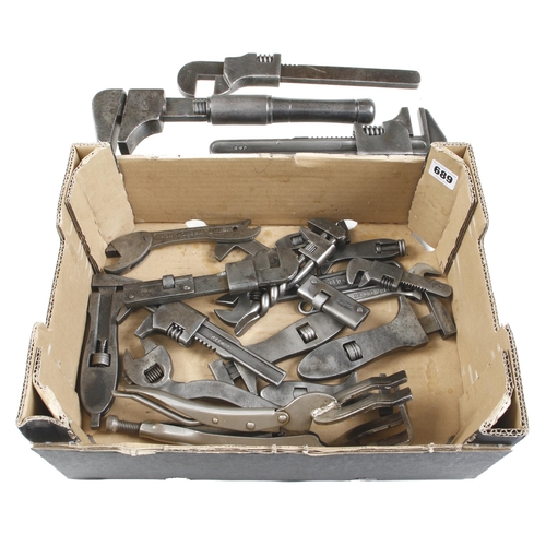 689 - A collection of 19 adjustable wrenches G+