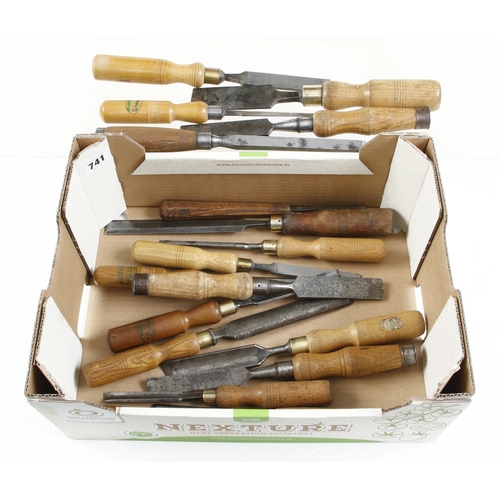 741 - 18 chisels and gouges G