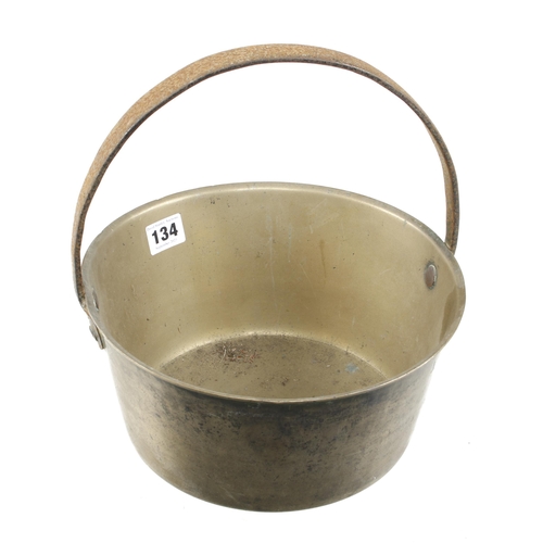 134 - A brass jam pan with fixed handles G