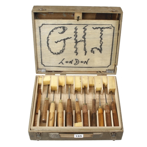 165 - A craftsman's kit of 21 carving tools mainly by ADDIS with sharpening stones in lid G+