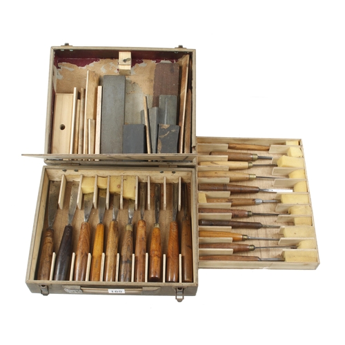 165 - A craftsman's kit of 21 carving tools mainly by ADDIS with sharpening stones in lid G+