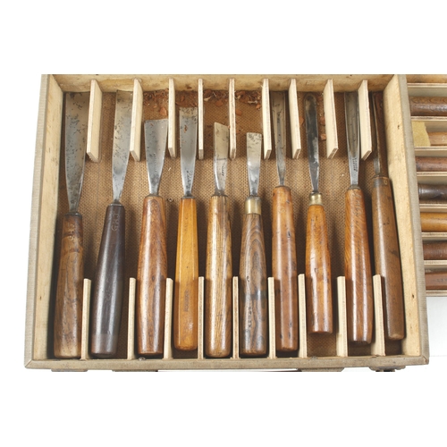 165 - A craftsman's kit of 21 carving tools mainly by ADDIS with sharpening stones in lid G+