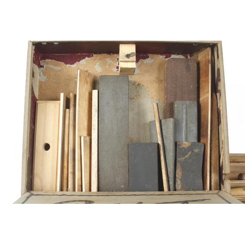 165 - A craftsman's kit of 21 carving tools mainly by ADDIS with sharpening stones in lid G+