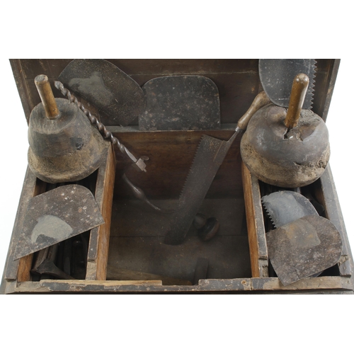 246 - A kit of stonemason's tools inc. chisels, drags, saw and mallet in pine chest 26