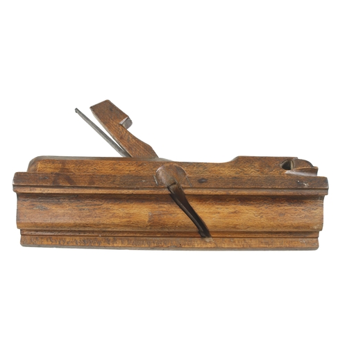 841 - A chunky Dutch beech moulding plane 13 1/4