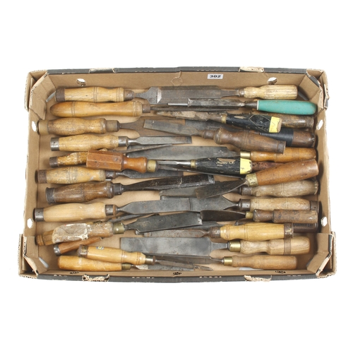 302 - 32 chisels and gouges G