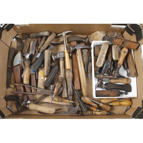 449 - A cobbler's kit of 86 tools incl. hammers, glazing irons, awls, knives, lasts etc G+