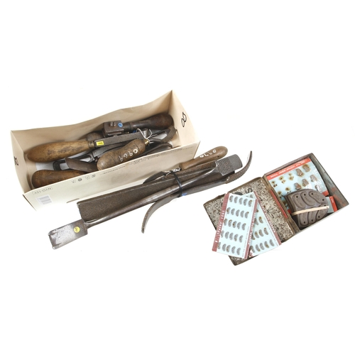 449 - A cobbler's kit of 86 tools incl. hammers, glazing irons, awls, knives, lasts etc G+