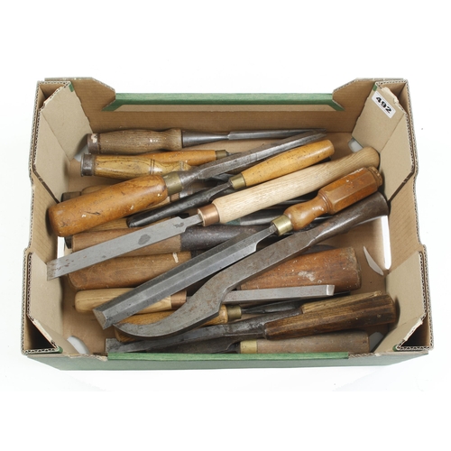 492 - 19 chisels and gouges G+