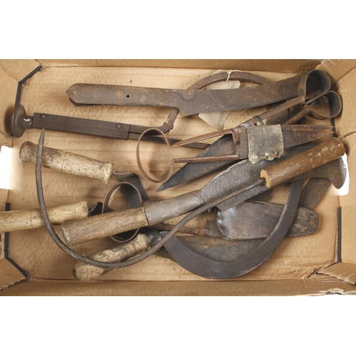 517 - A thatcher's needle, billhook, shears and other agricultural tools mainly for restoration G-