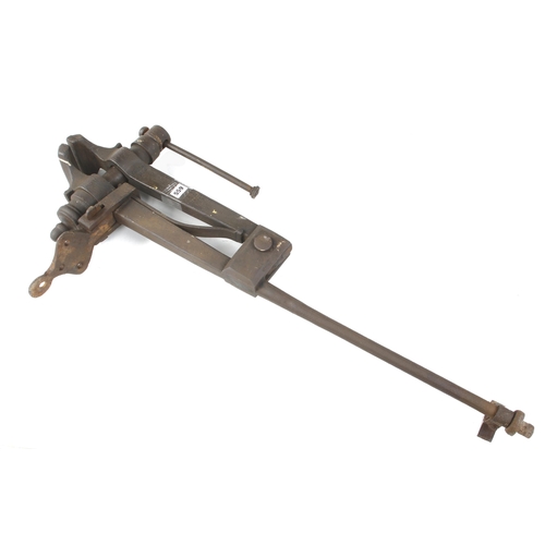 559 - A blacksmith's heavy duty leg vice with 4 1/2