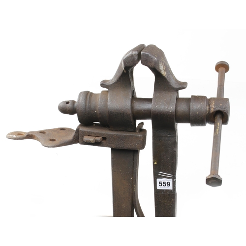 559 - A blacksmith's heavy duty leg vice with 4 1/2