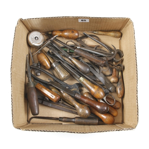 85 - Quantity of leatherworking tools G