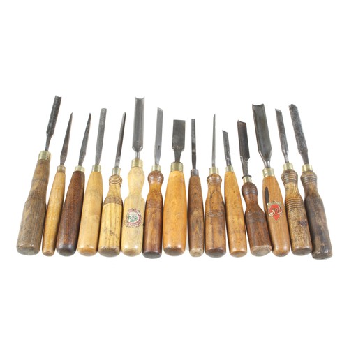 219 - 30 chisels and gouges G+