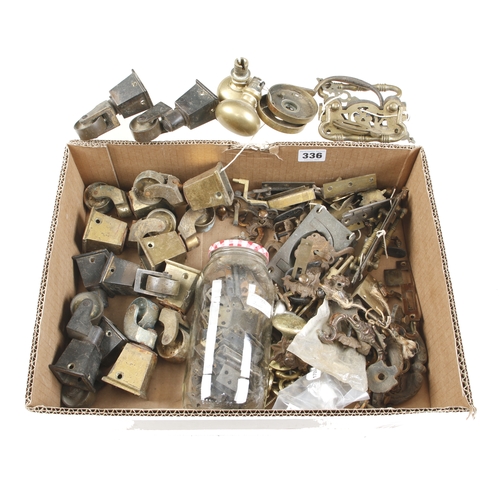 336 - 12 brass casters and quantity of other brass fittings G