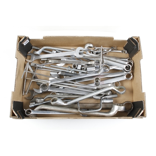 530 - Quantity of large spanners and wrenches G+