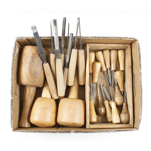 550 - A set of 8 carving tools by TAYLOR with ash handles, 15 small carving tools and 3 mallets G++