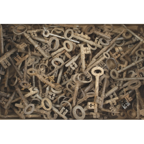 596 - 6 1/2 Kgs of old rusty keys G-