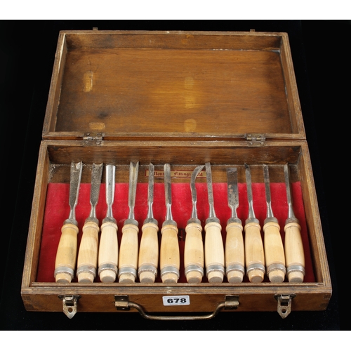 678 - A recent set of 12 carving tools G