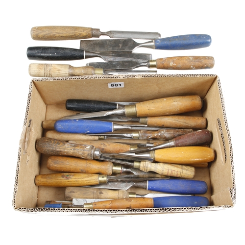 681 - 25 chisels and gouges G