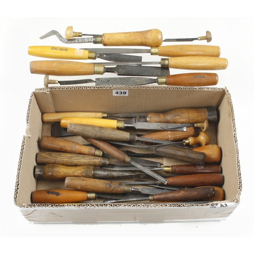 439 - 30 chisels, gouges and carving tools G+