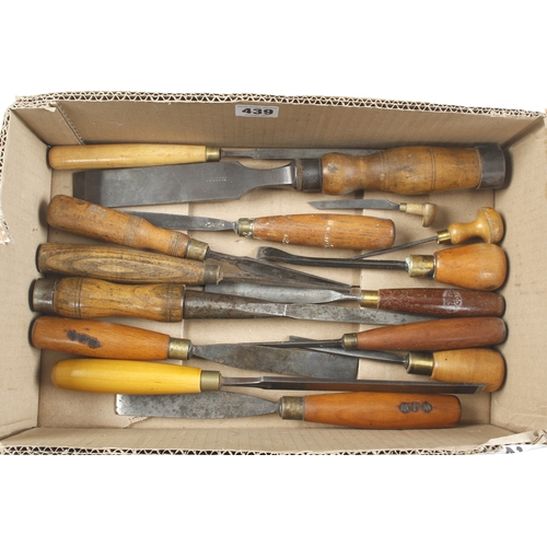 439 - 30 chisels, gouges and carving tools G+