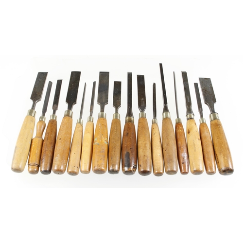 225 - 16 mostly boxwood handled chisels G