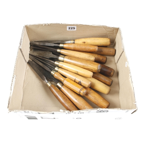 225 - 16 mostly boxwood handled chisels G