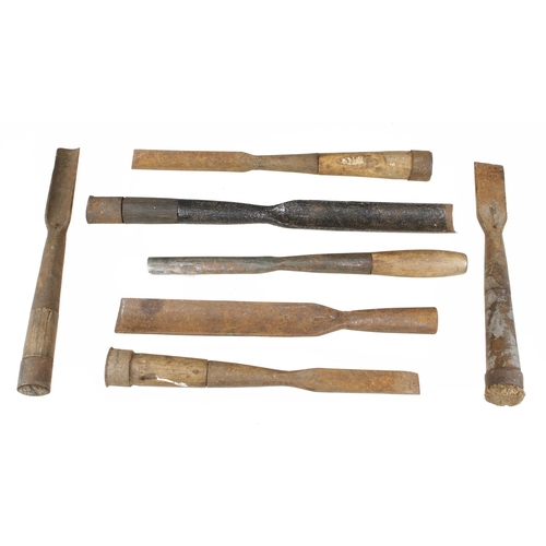 486 - Eight heavy socket chisels and gouges, some rust G