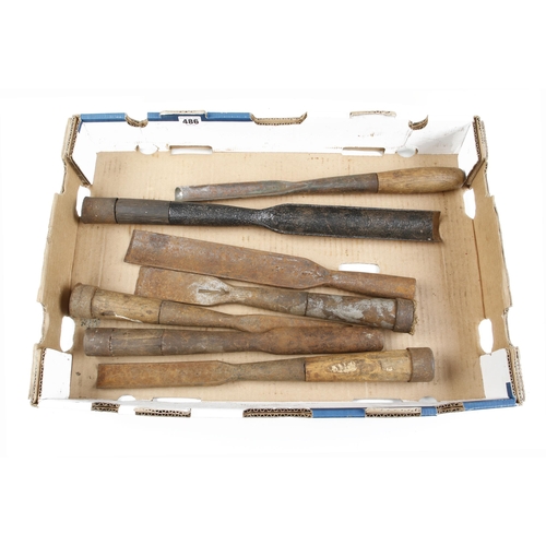 486 - Eight heavy socket chisels and gouges, some rust G