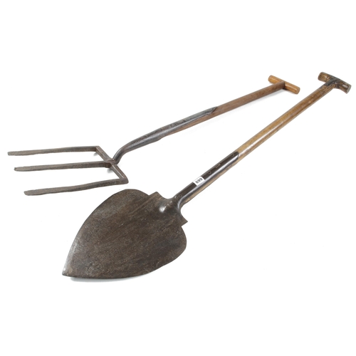 699 - A large wrought iron three prong fork and a spade G