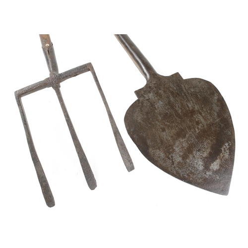 699 - A large wrought iron three prong fork and a spade G