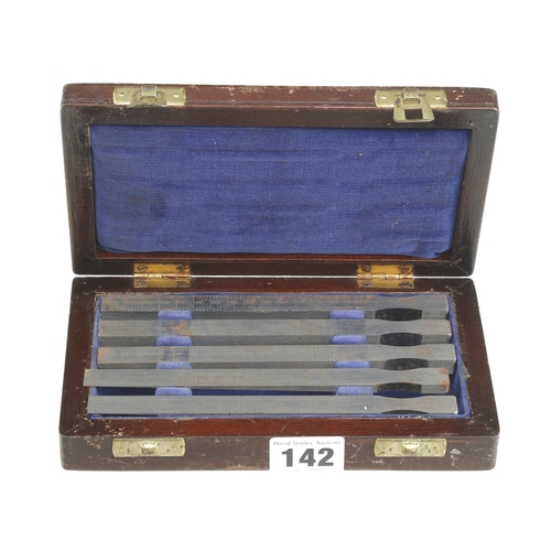 142 - A set of 5 thicknessing gauges by CHESTERMAN in orig fitted mahogany box, a few small rust spots G