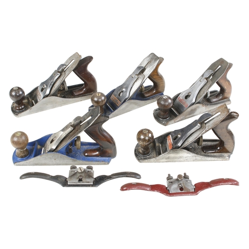 354 - Five No 4 smoothers and two adjustable spokeshaves G