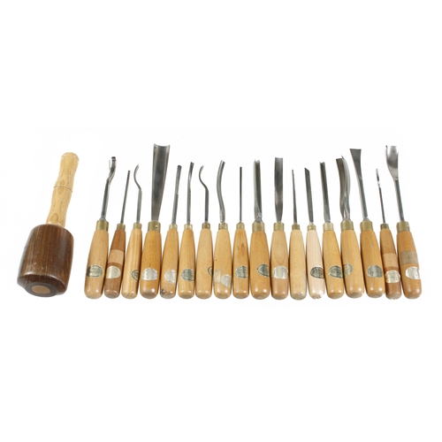 627 - A set of 18 ASHLEY ILES carving tools and a lignum mallet G++