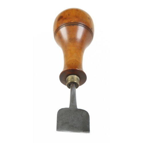 716 - A nice quality boxwood handled buttonhole chisel G++