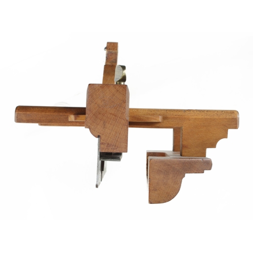 927 - A recent and very little used MATHIESON No 4 plough plane with orig trade label and 3 Mathieson iron... 