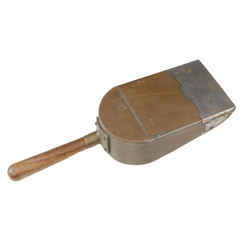 476 - A steel and copper coin shovel G+